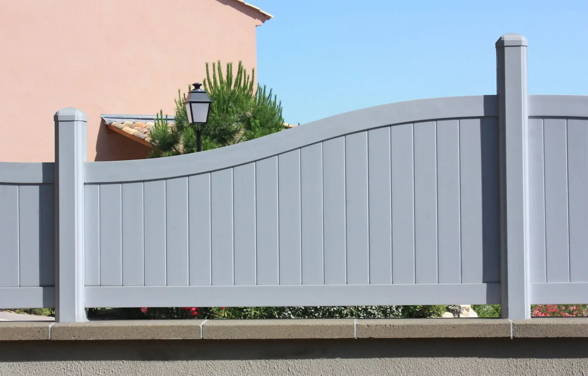 Sk fence vinyl panels fixed on a wall closed garden